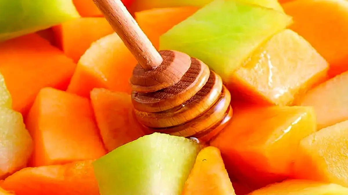 عوارض عسل و خربزه؛ آیا خوردن خربزه و عسل باعث مرگ می‌شود؟