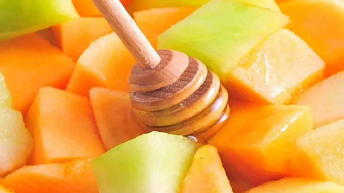 عوارض عسل و خربزه؛ آیا خوردن خربزه و عسل باعث مرگ می‌شود؟