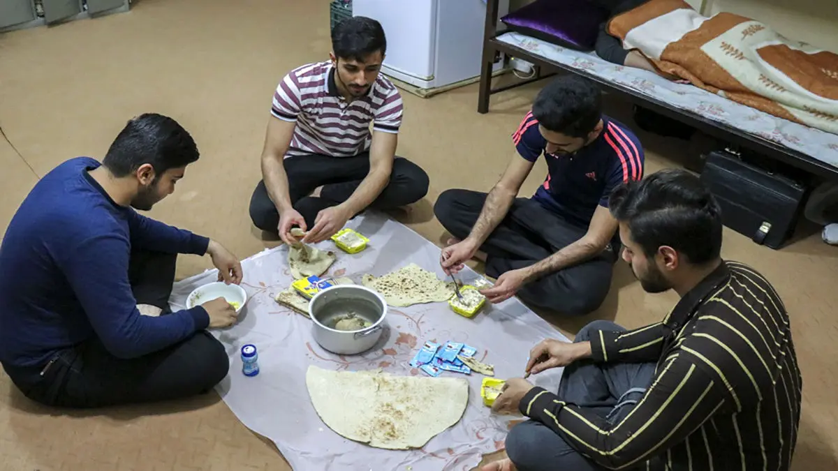 کف خوابی دانشجویانِ دانشگاه‌های برتر کشور در خوابگاه