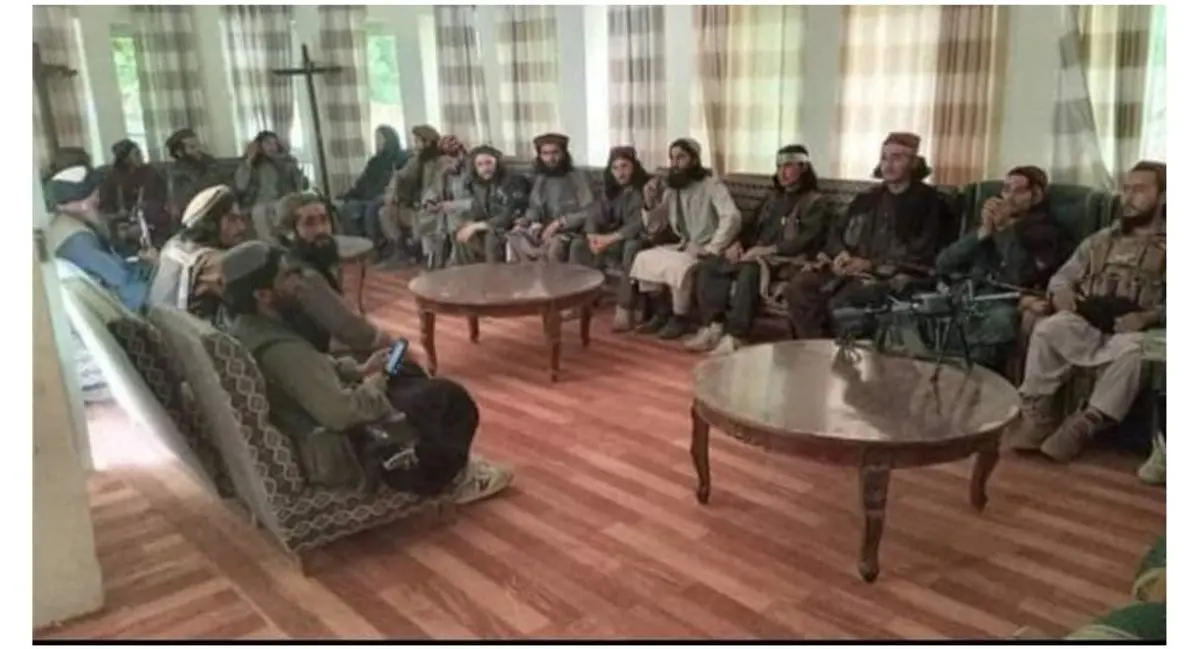 عکس یادگاری طالبان در دفتر احمدشاه مسعود!
