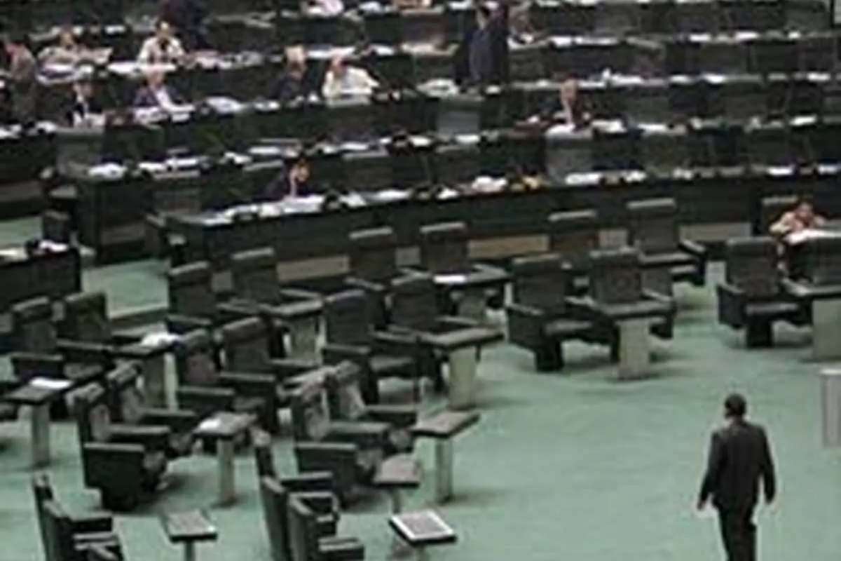 احتمال "سؤال" نمایندگان از احمدی نژاد