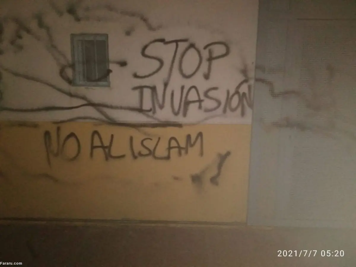 (عکس) اهانت به یک مسجد با سر خوک!