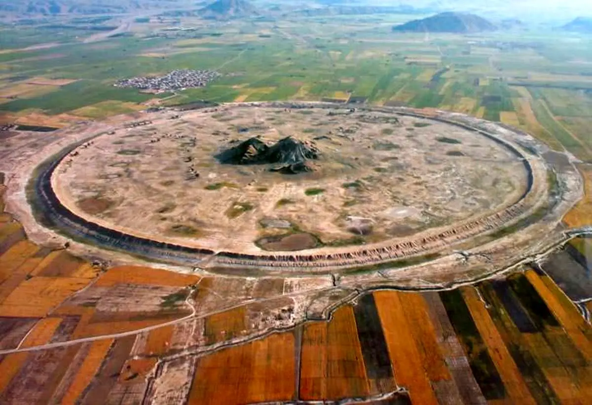 (تصاویر) ساخت و ساز در حریم محوطه‌ باستانی دارابگرد