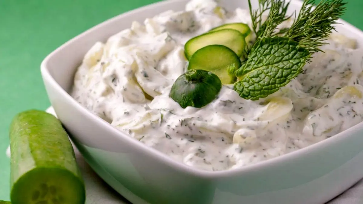 طرز تهیه سالاد خیار چنبر با سس ماست
