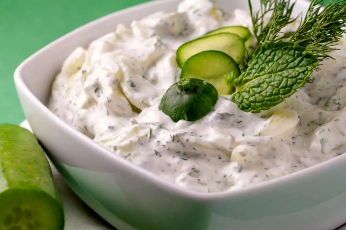 طرز تهیه سالاد خیار چنبر با سس ماست