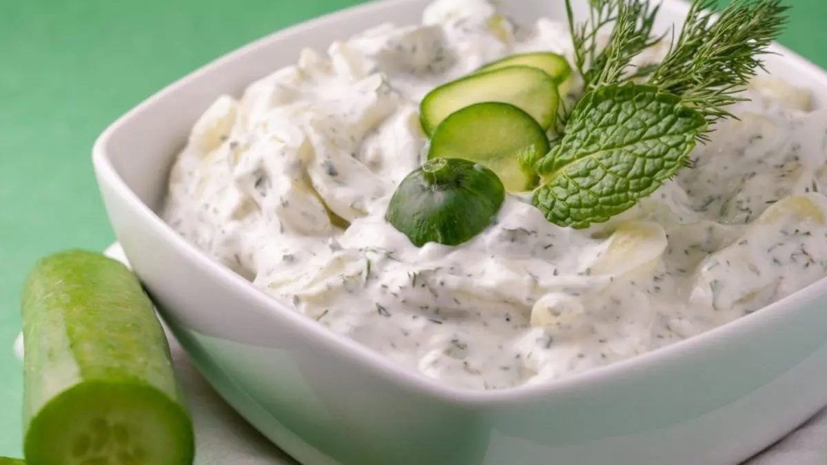 طرز تهیه سالاد خیار چنبر با سس ماست
