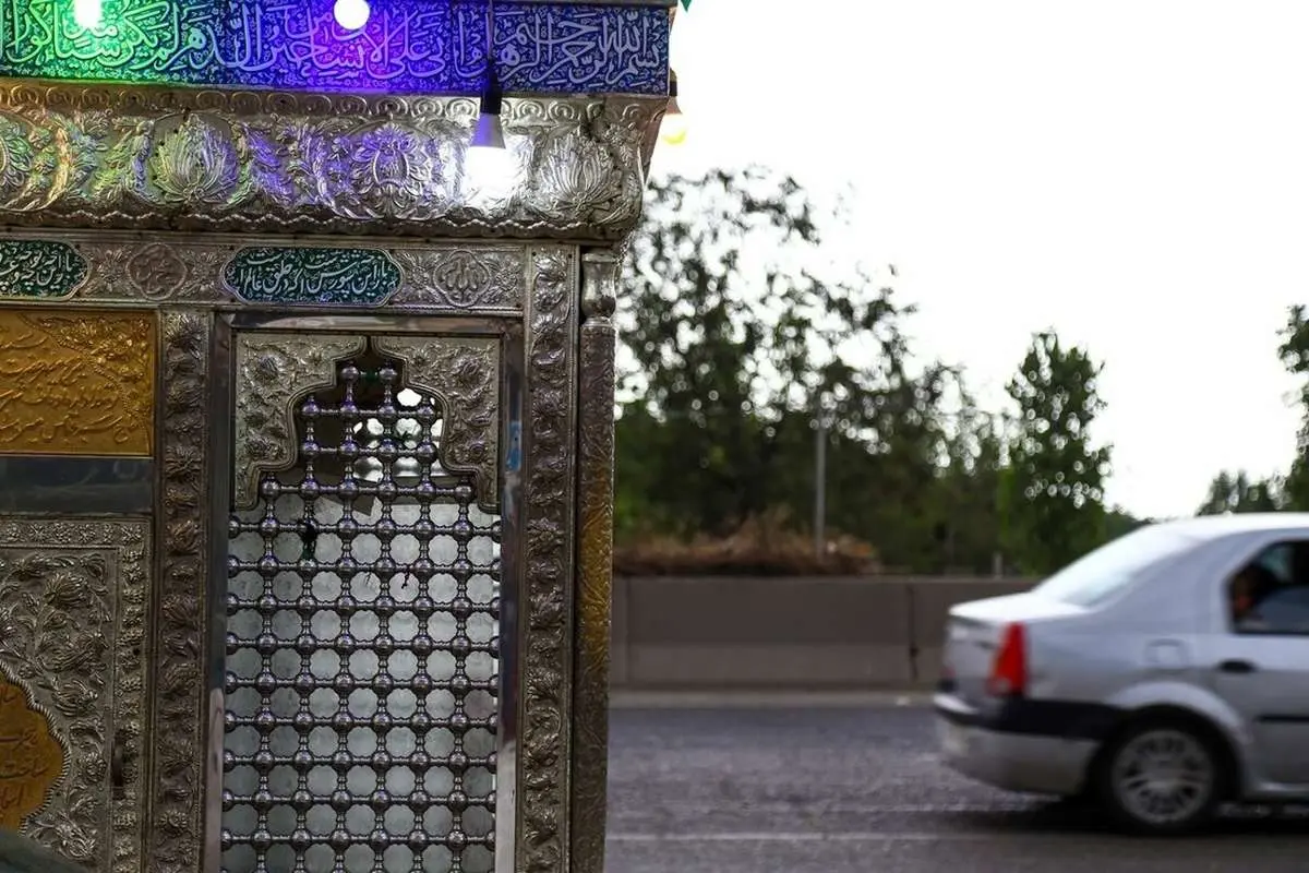 (تصاویر) امامزادهای در اتوبان!