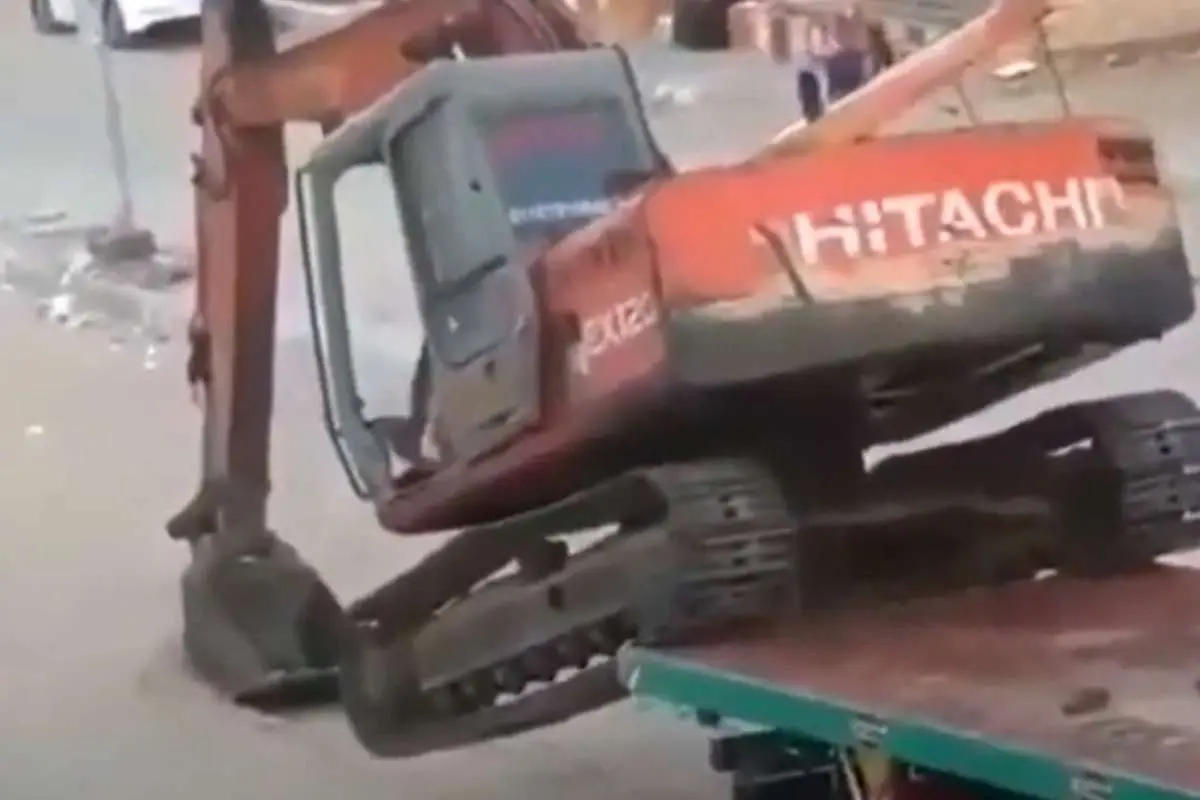 (ویدئو) مهارت عجیب راننده بولدوزر