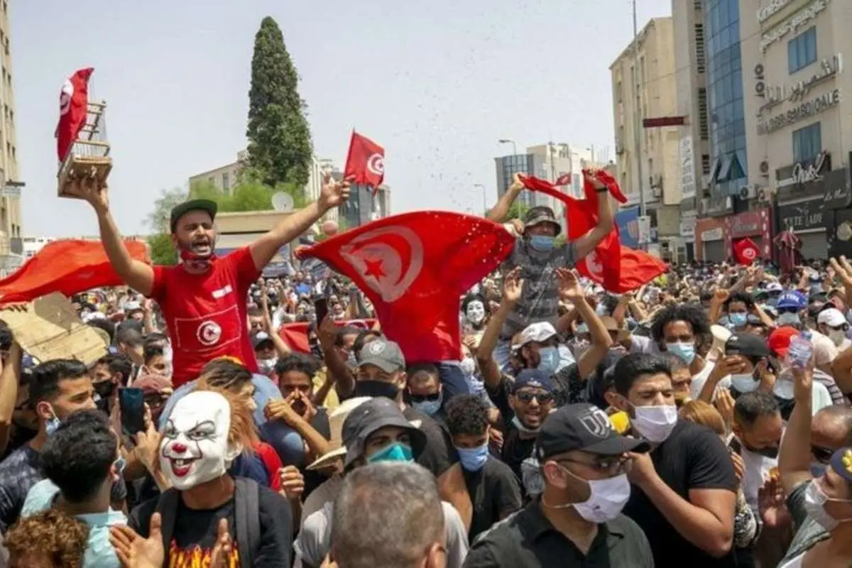 تنش در تونس؛ نخست وزیر برکنار شد