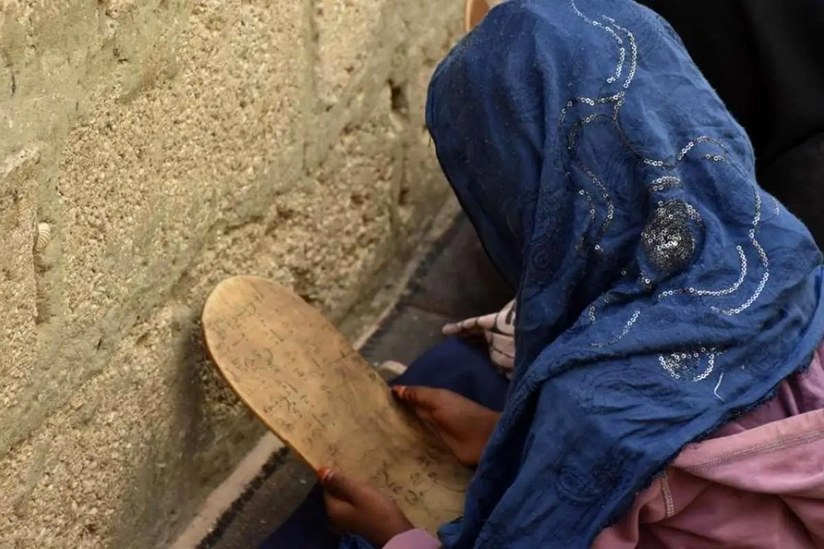 (تصاویر) کودکانی که با تخته چوبی حافظ قرآن میشوند