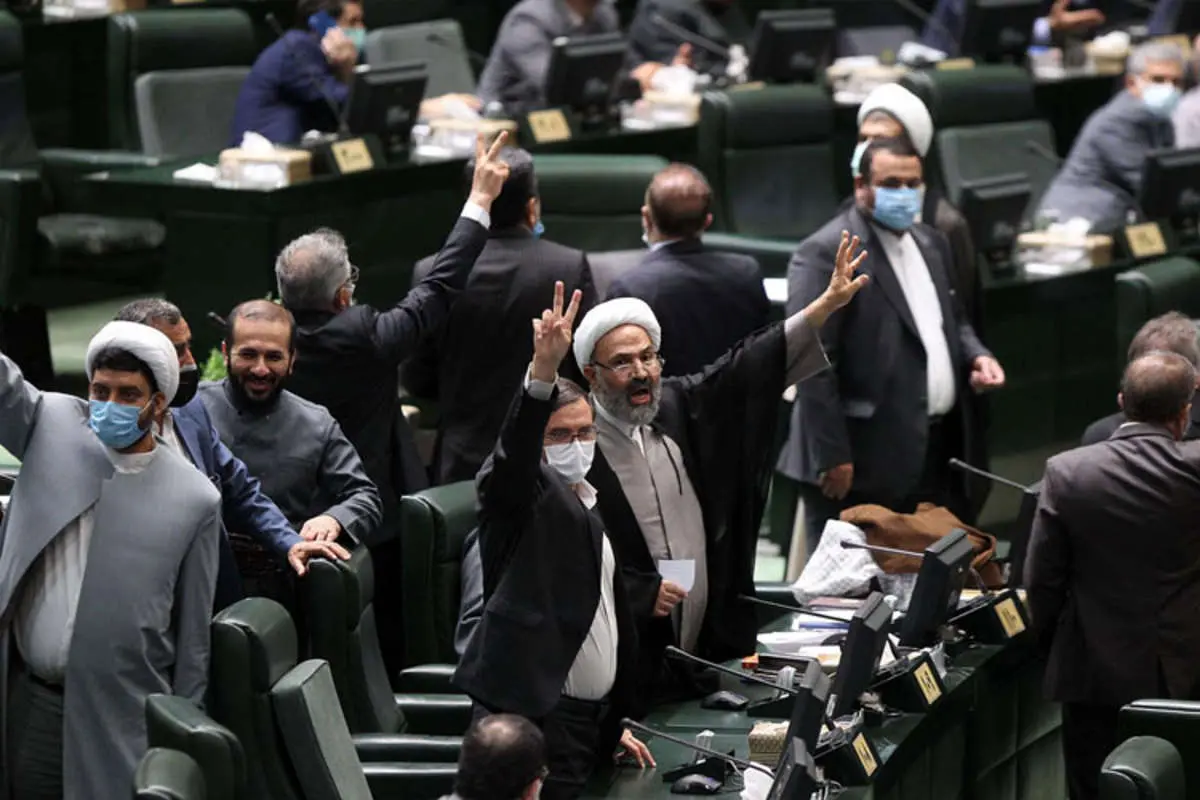 پسلرزههای طرح «صیانت»؛ بحث مهاجرت داغ شد