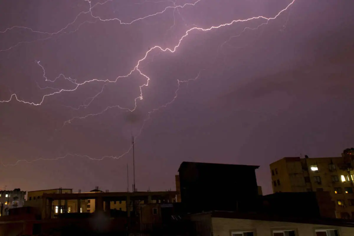 وضعیت آب و هوا امروز جمعه ۸ مرداد ۱۴۰۰؛ تداوم رگبار و رعدوبرق در برخی نقاط کشور تا چهار روز آینده