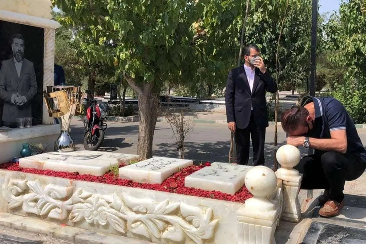 (عکس) پرسپولیسیها بر سر مزار انصاریان و میناوند