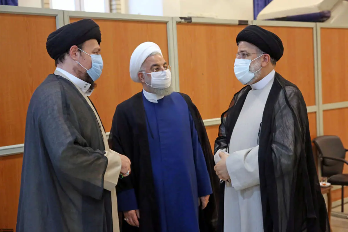 عکس دو نفره رئیسی و روحانی در آغاز به کار دولت جدید