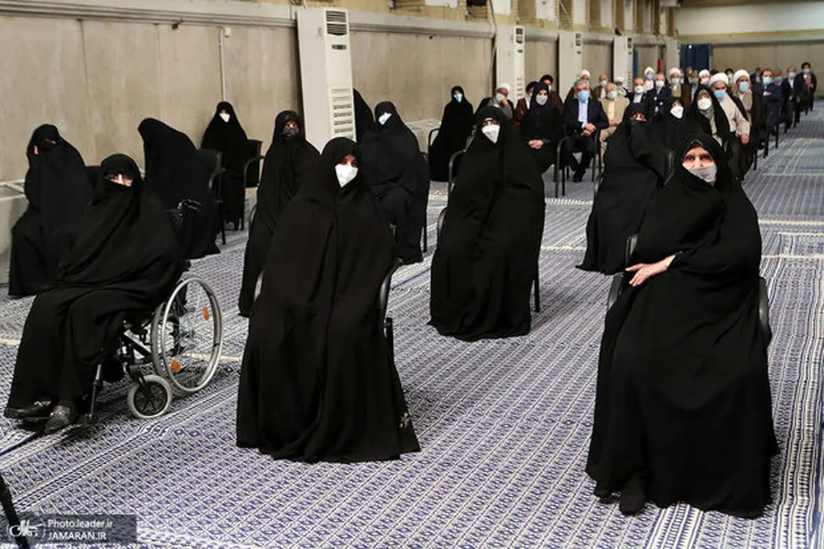تصویری از دختران امام خمینی (ره) در مراسم تنفیذ ابراهیم رئیسی