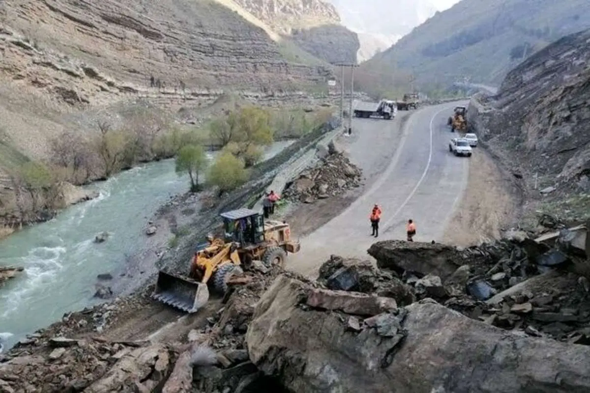 ریزش کوه در هفت نقطه؛ محور هراز را مسدود کرد