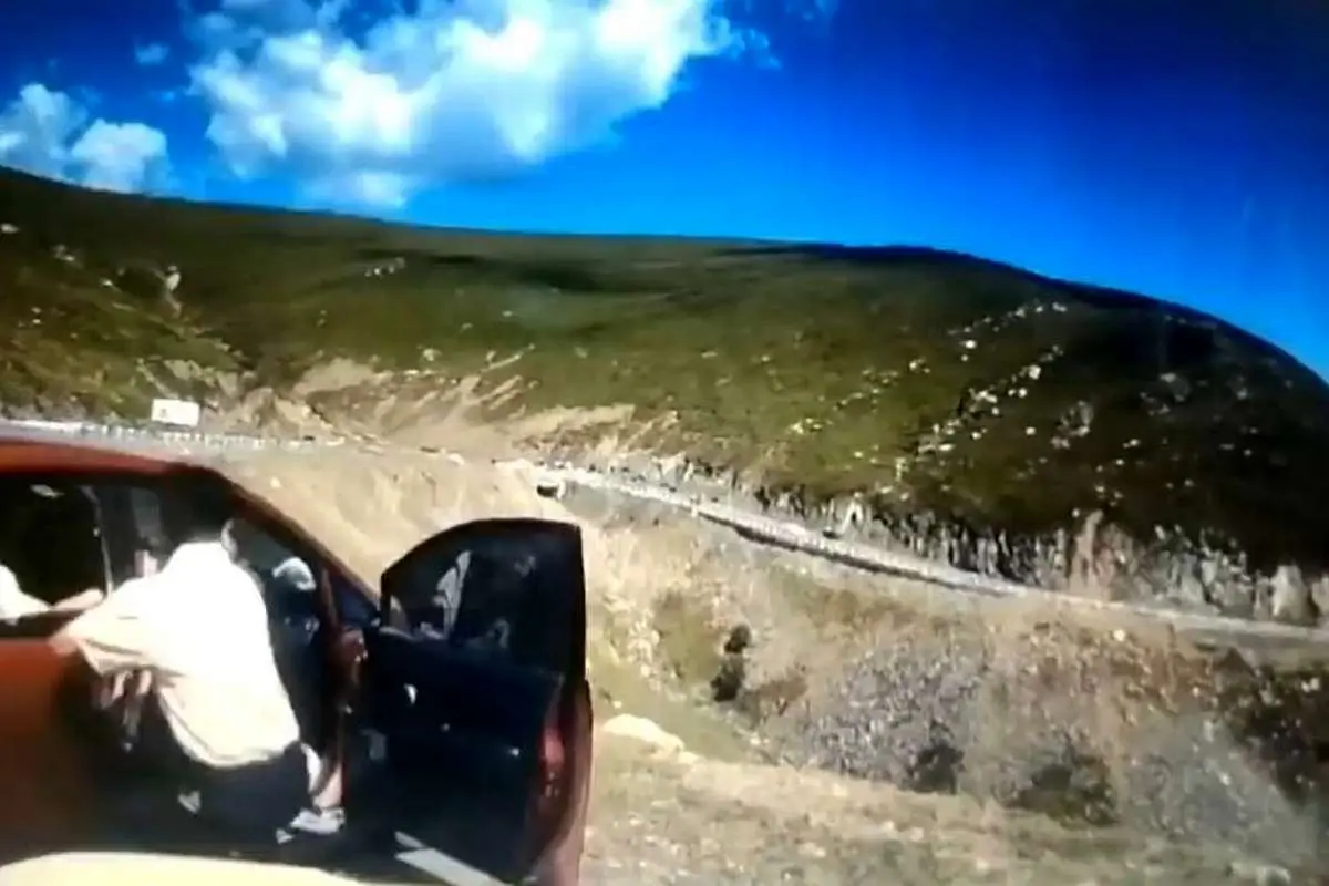 (ویدئو) سقوط دلهره آور خودرو به دره