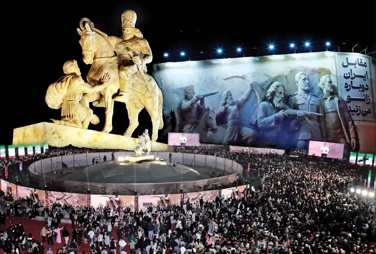 رونمایی از مجسمه «شاپور اول» در میدان انقلاب تهران