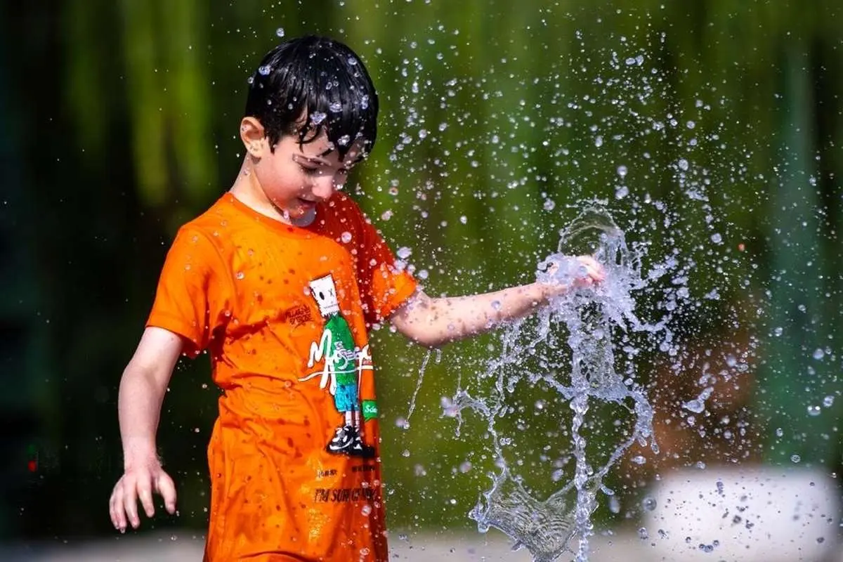تصاویر؛ آب بازی، راه نجات کودکان از گرمای تابستان