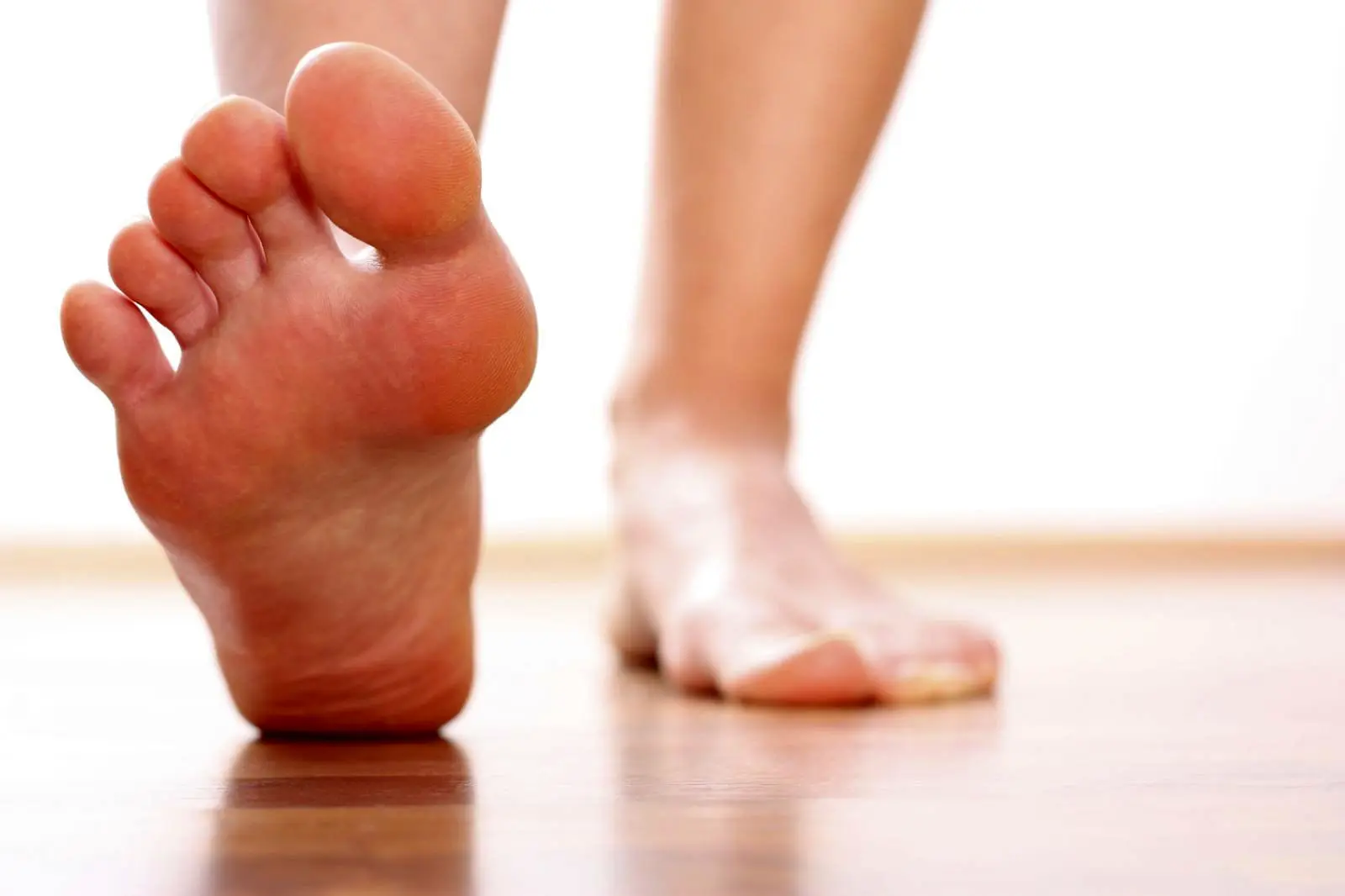 چه چیزی بین انگشتان پای شما زندگی می‌کند؟