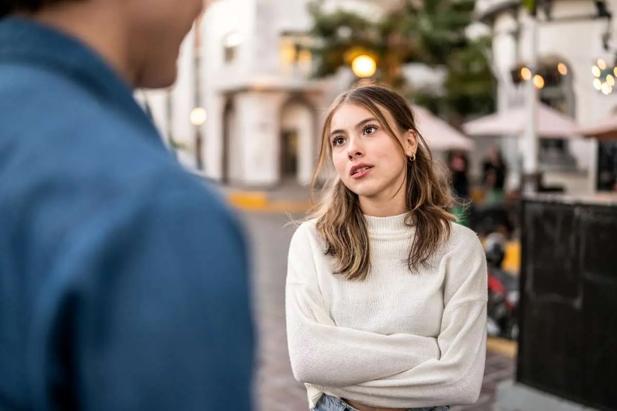 پرچم‌های صورتی در رابطه چیست و چرا باید مراقبشان باشیم؟