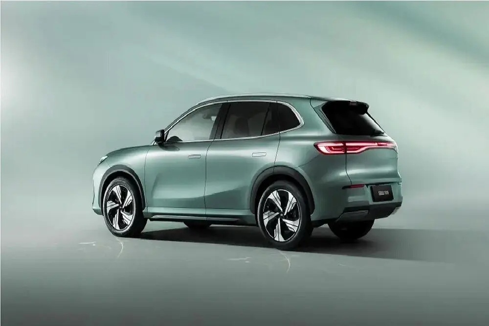 خودروی جدید جیلی که می‌تواند درجا بچرخد و جانبی حرکت کند