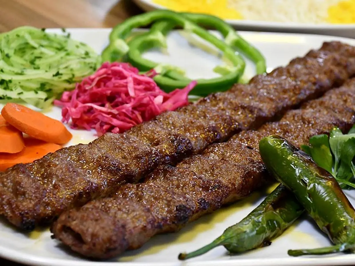 (ویدیو) بهترین روش به سیخ کشیدن و پخت کباب کوبیده