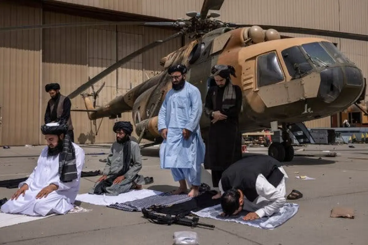 (ویدئو) لحظه سقوط بالگرد طالبان