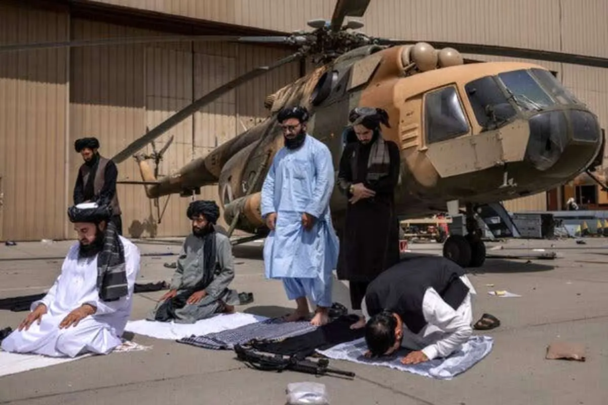 (ویدئو) لحظه سقوط بالگرد طالبان