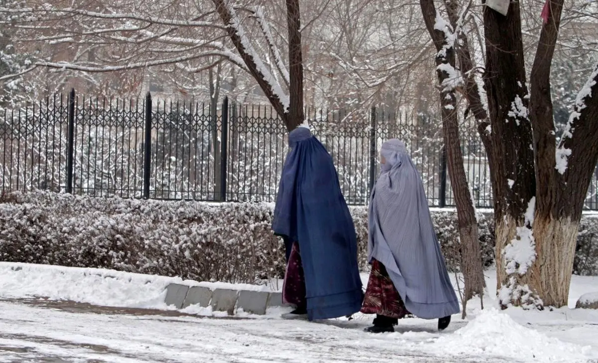(ویدئو) لذت افغان‌ها از برف در بحبوحه بحران اقتصادی