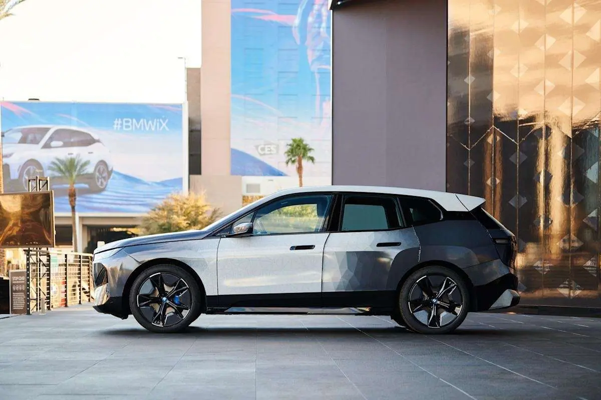 (ویدئویی) تغییر رنگ ناگهانی خودروی BMW با یک دگمه
