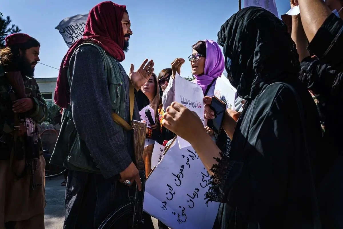 (ویدئو) اعتراض زنان افغان با کف دست!