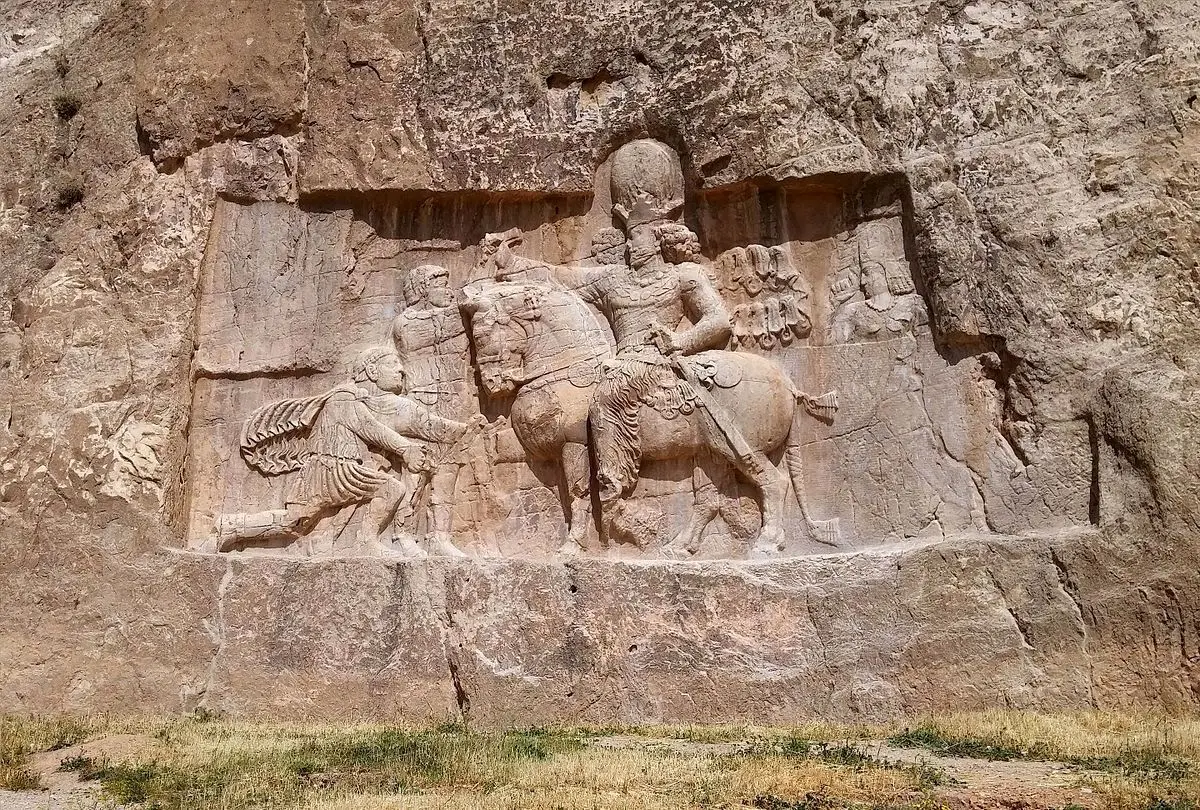 کشف کتیبه تاریخی در مرودشت که نام زرتشت بر روی آن حک شده است