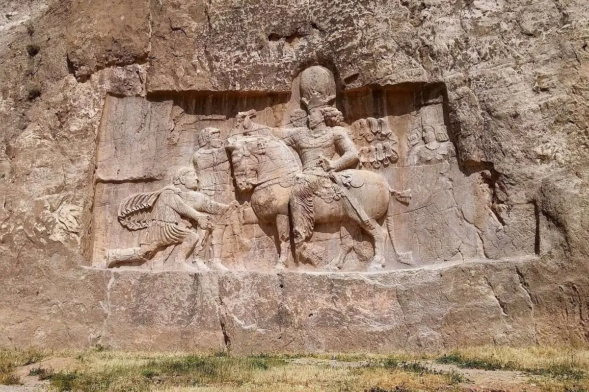 کشف کتیبه تاریخی در مرودشت که نام زرتشت بر روی آن حک شده است