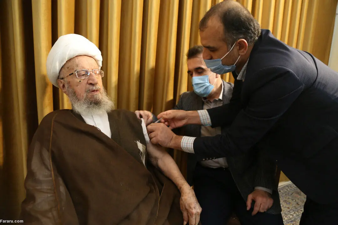 (عکس) تزریق دُز سوم واکسن کرونا به آیت الله مکارم شیرازی