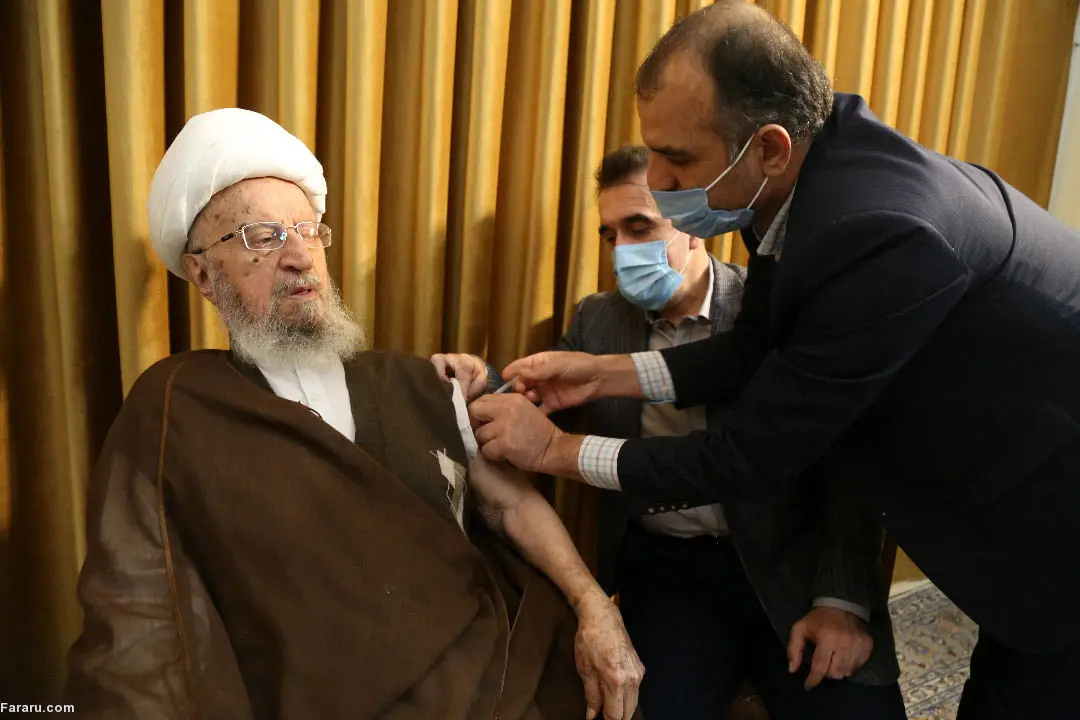 (عکس) تزریق دُز سوم واکسن کرونا به آیت الله مکارم شیرازی
