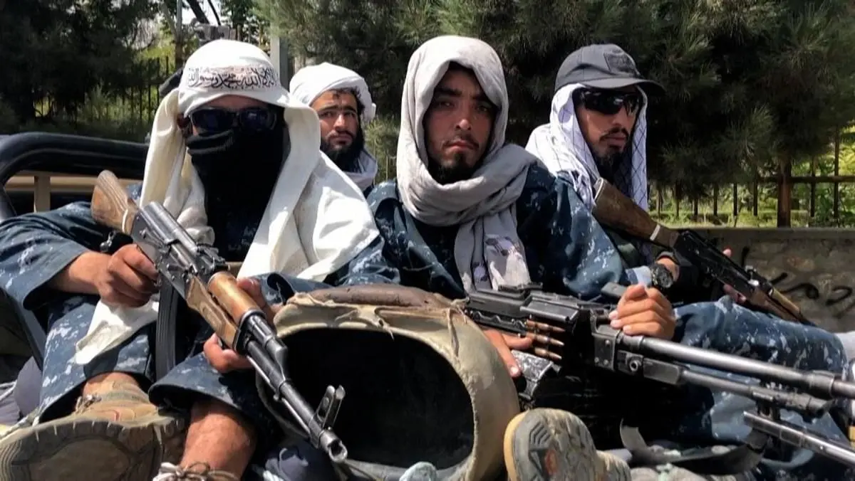 (ویدئو) طالبان یک افغان را مجبور به شکستن تلویزیون کرد