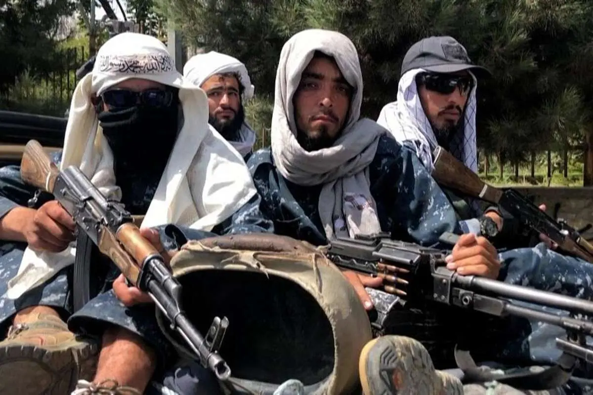 (ویدئو) طالبان یک افغان را مجبور به شکستن تلویزیون کرد