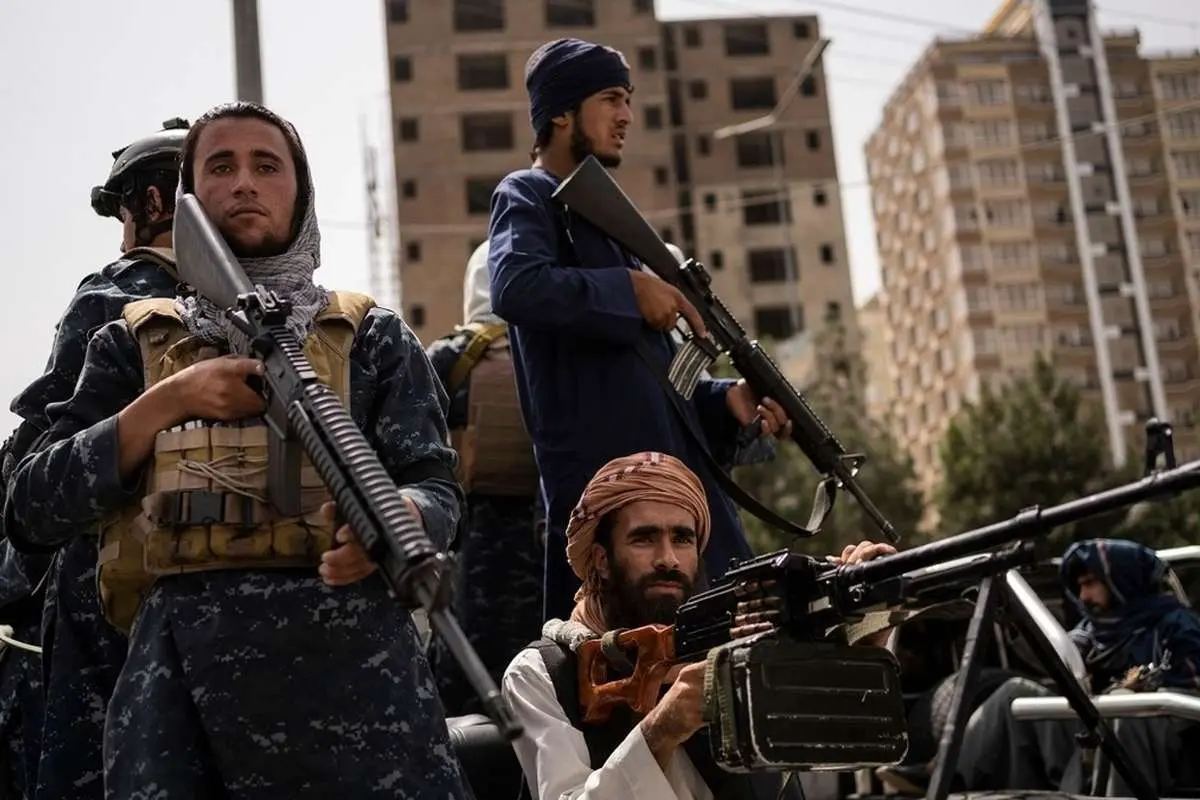 (ویدئو) طالبان بازداشتیها را در صندوق عقب خودرو میاندازد!
