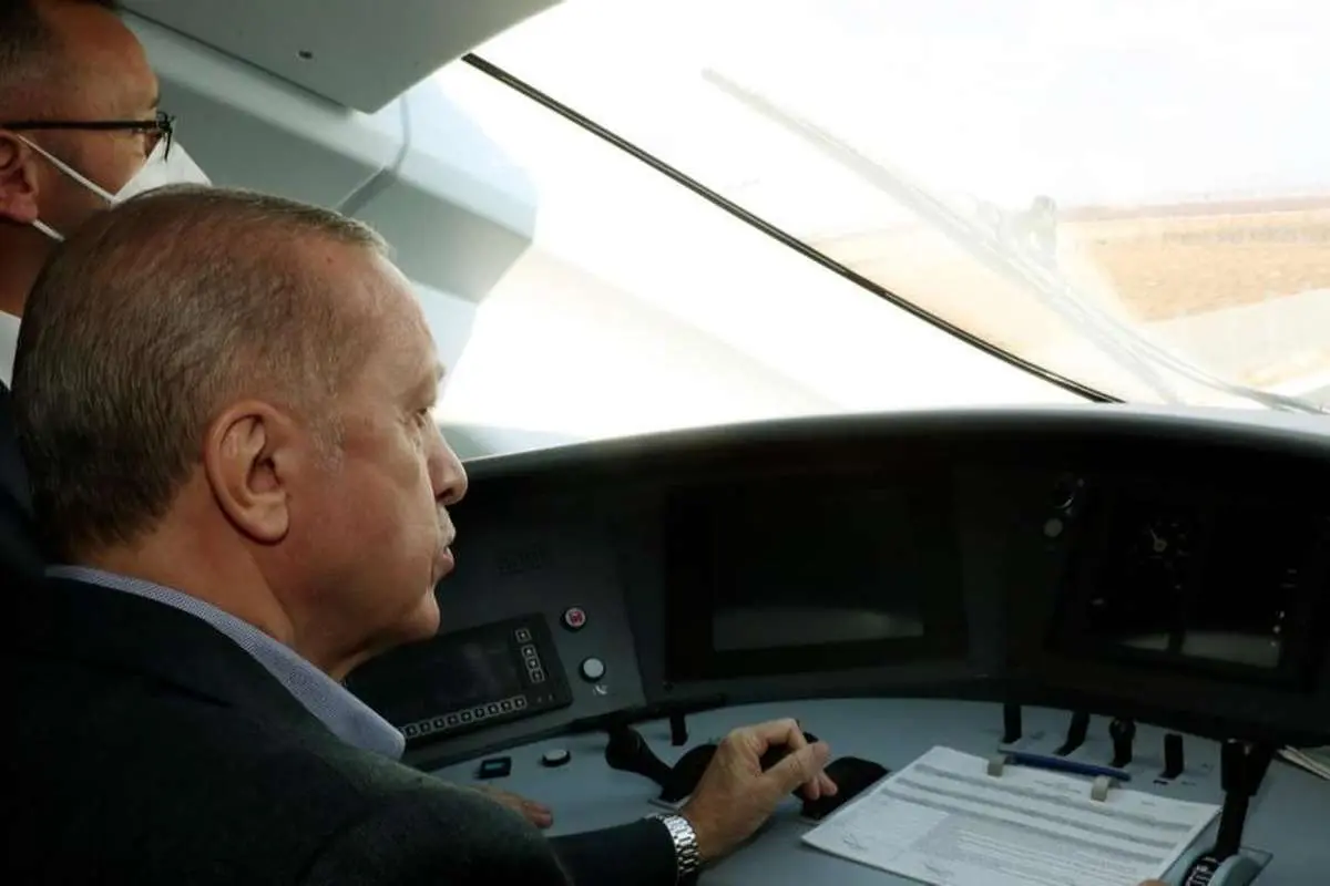 (ویدئو) اردوغان با قطار سریع السیر رانندگی کرد