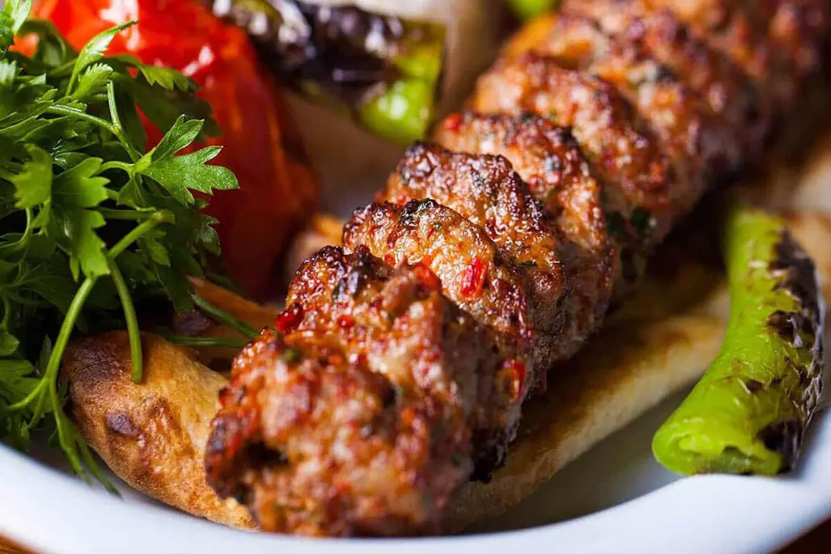 طرز تهیه آدانا کباب؛ طعم بی‌نظیر یک غذای ترک