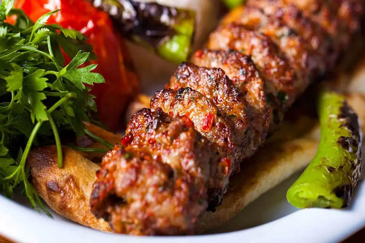 طرز تهیه آدانا کباب؛ طعم بی‌نظیر یک غذای ترک