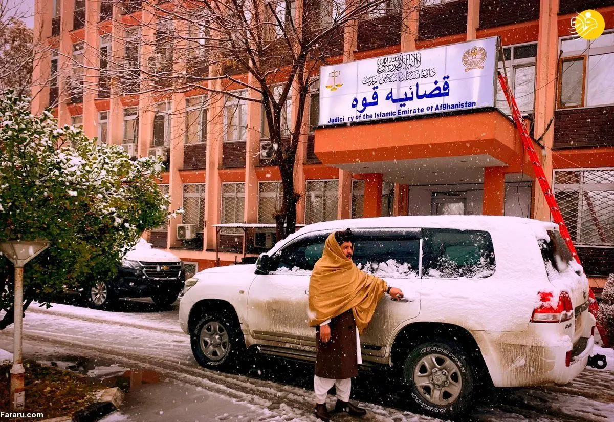 (ویدئو) طالبان یک زوج را در حال برف بازی بازداشت کرد
