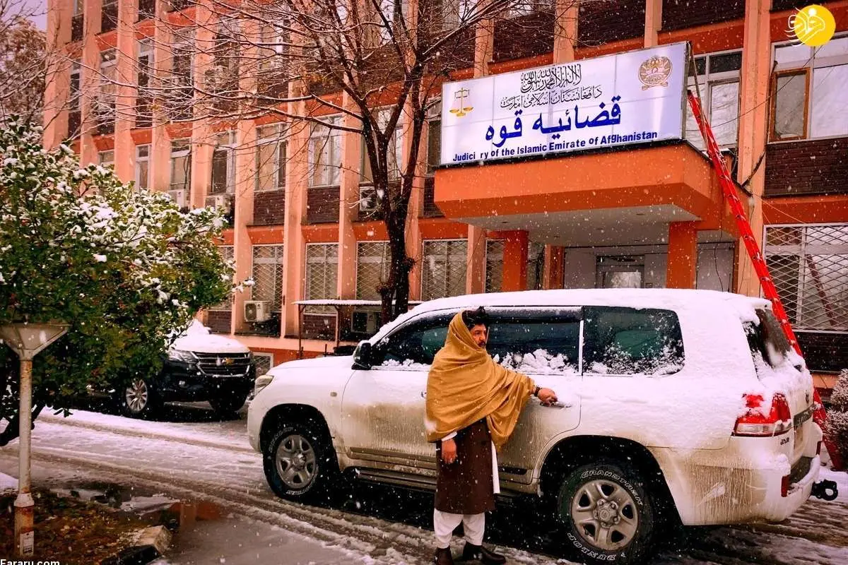 (ویدئو) طالبان یک زوج را در حال برف بازی بازداشت کرد