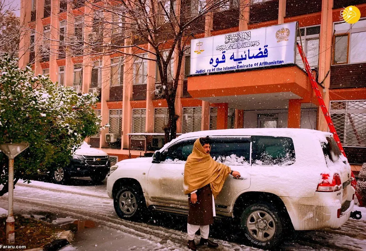 (ویدئو) طالبان یک زوج را در حال برف بازی بازداشت کرد