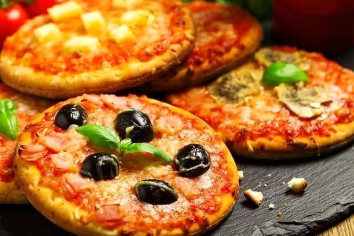 طرز تهیه مینی پیتزا خانگی با خمیر مخصوص