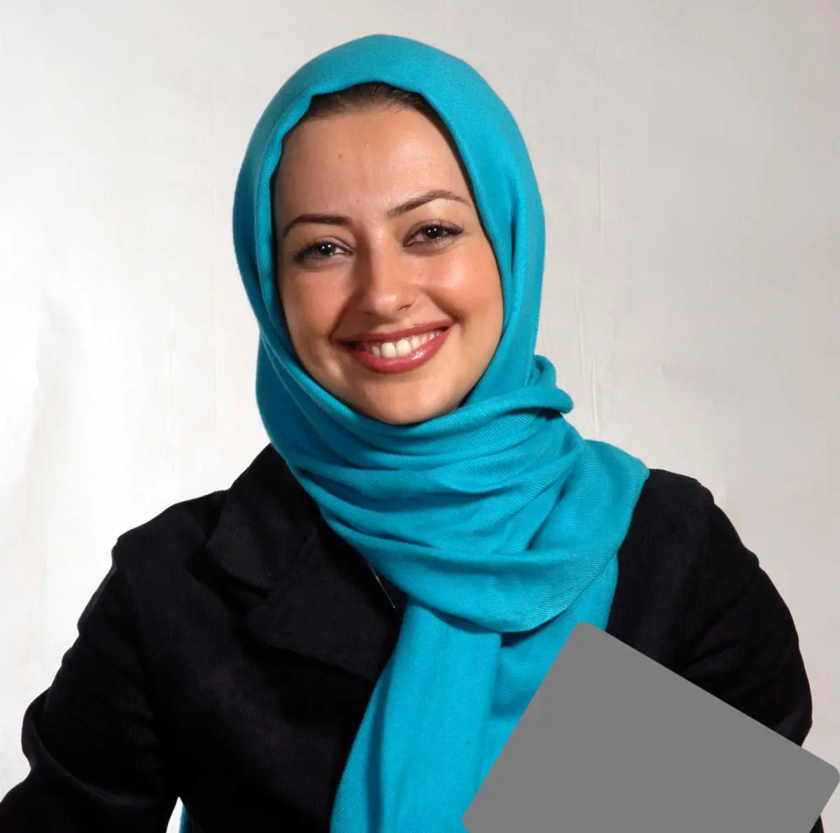 (عکس) بوسه نفیسه روشن بر گونه مادرش