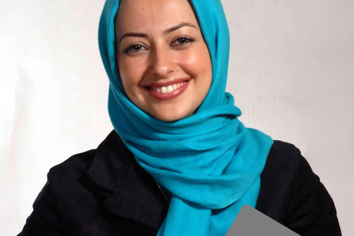 (عکس) بوسه نفیسه روشن بر گونه مادرش