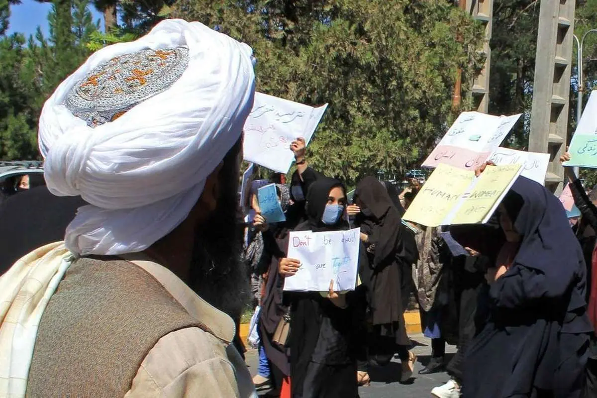 (تصاویر) شیوه جدید اعتراضی زنان در افغانستان