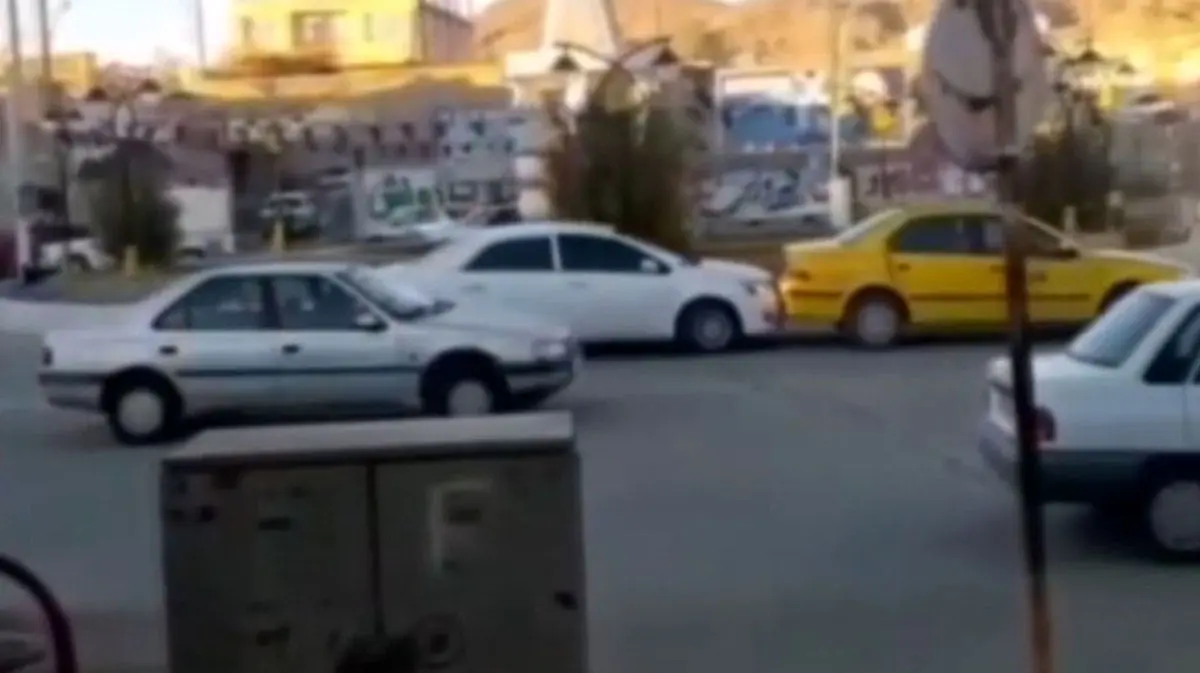 (ویدئو) رانندگی خطرناک زن جوان و آسیب زدن به خودروها